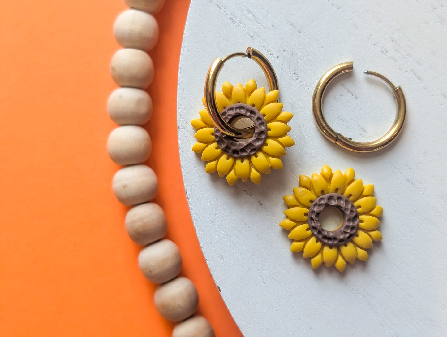 Créoles tournesols - Boucles d'oreilles pendantes en argile polymère et acier inoxydable hypoallergène
