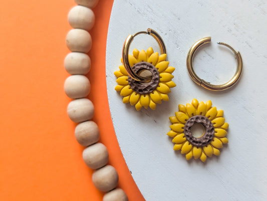 Créoles tournesols - Boucles d'oreilles pendantes en argile polymère et acier inoxydable hypoallergène