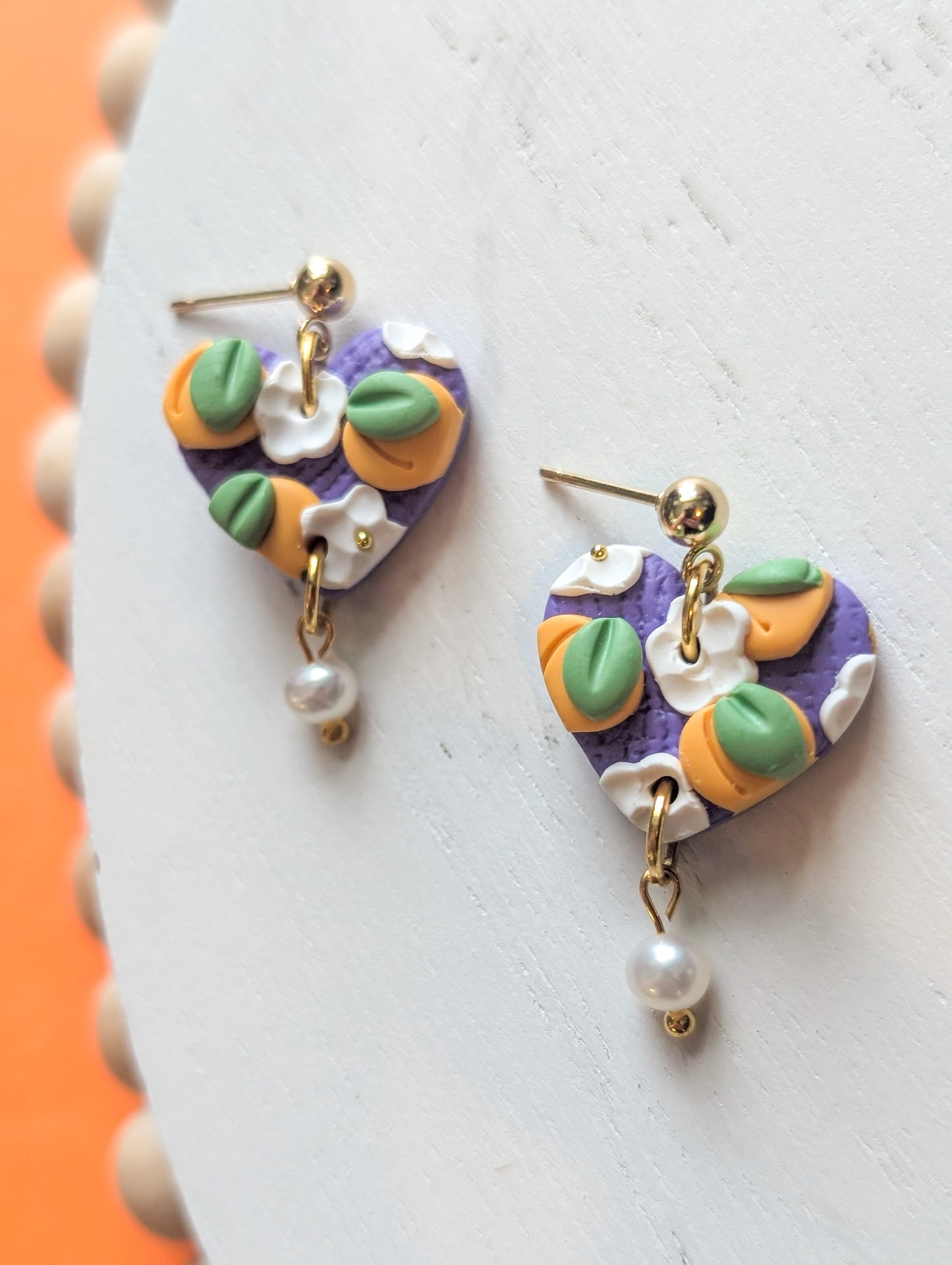 Karina motif pêche - Boucles d'oreilles pendantes en argile polymère et acier inoxydable hypoallergène