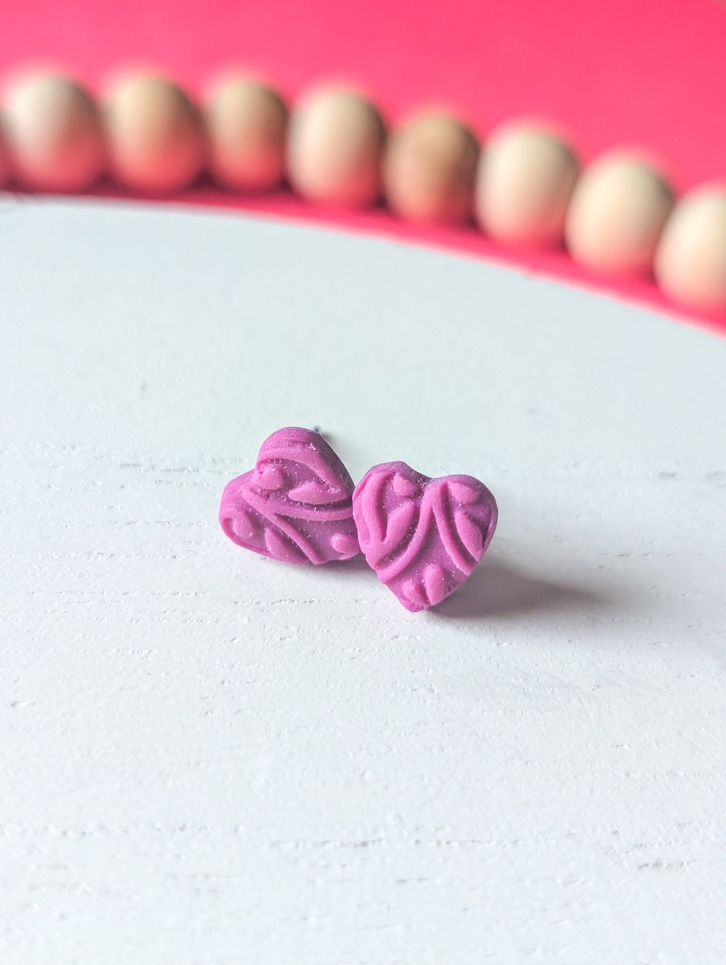 Coeurs fuchsia - Boucles d'oreilles mini studs en argile polymère et acier inoxydable hypoallergène