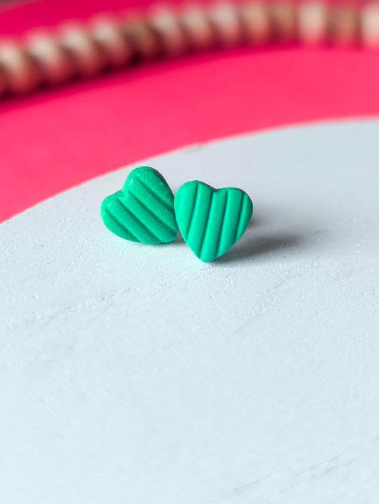 Coeurs ligné vert jade - Boucles d'oreilles mini studs en argile polymère et acier inoxydable hypoallergène