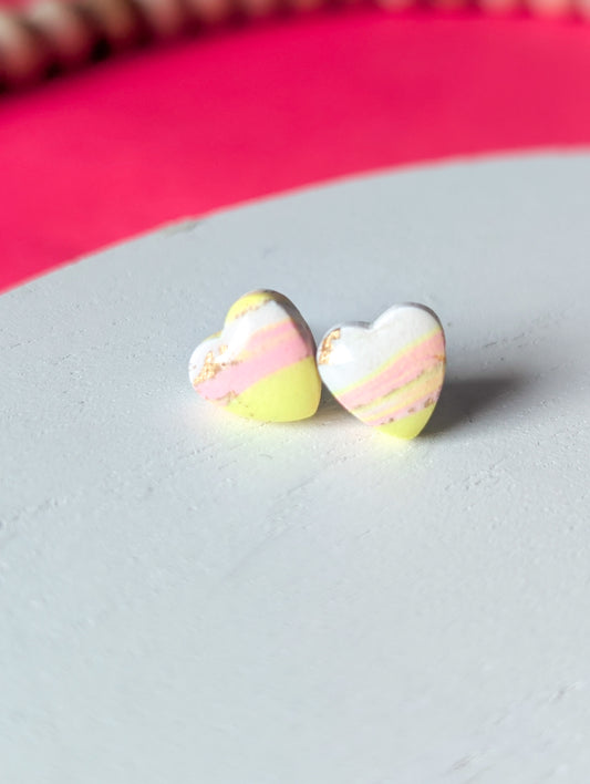 Coeurs marbrés limonade rose - Boucles d'oreilles mini studs en argile polymère et acier inoxydable hypoallergène