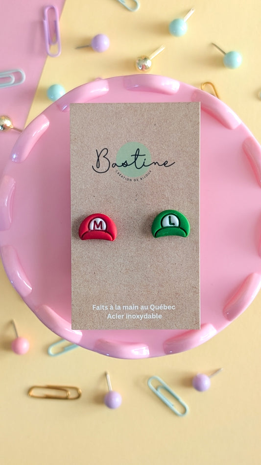 Mario casquettes - Boucles d'oreilles studs en argile polymère et acier inoxydable hypoallergène
