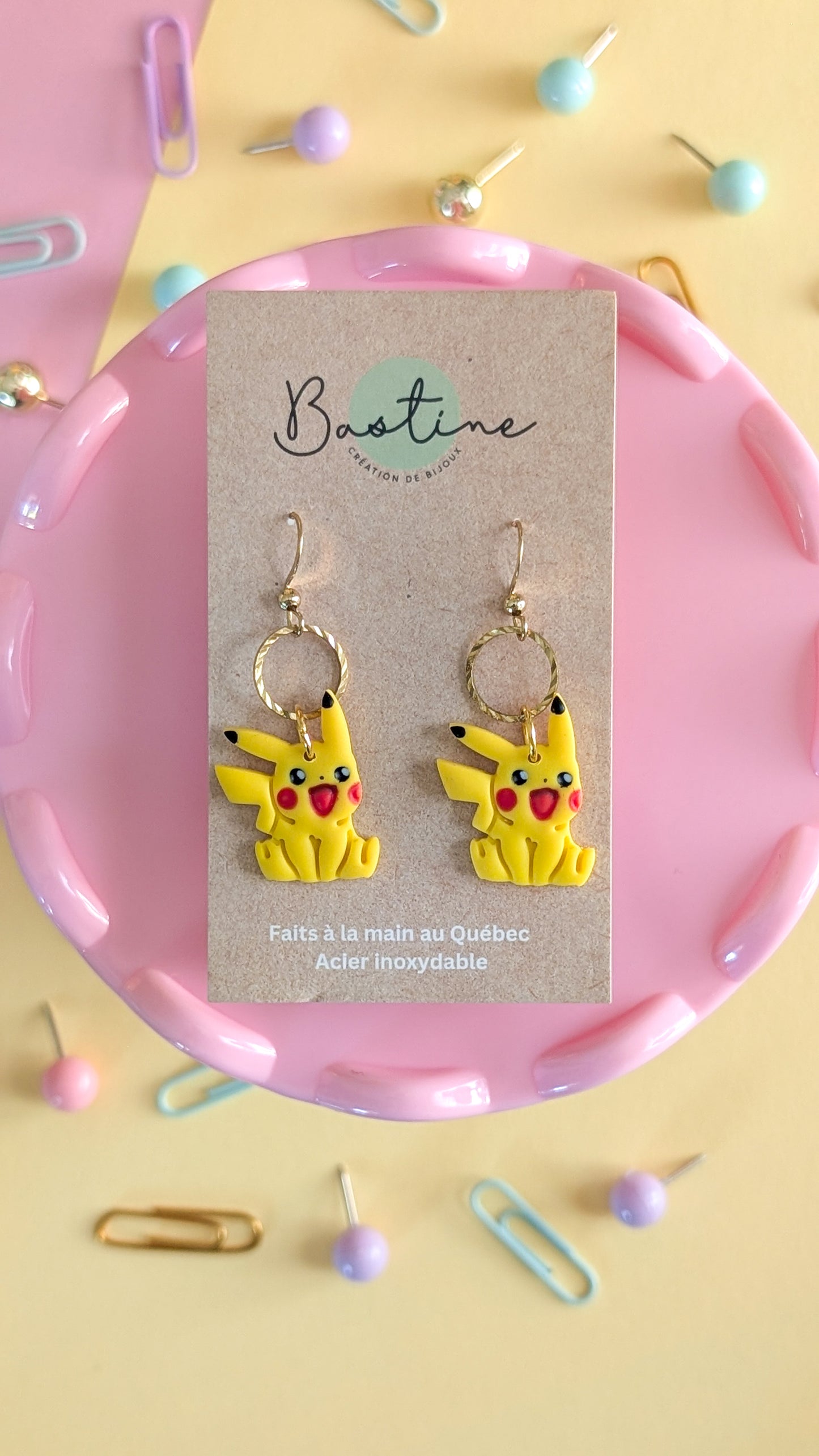 P!ka - Boucles d'oreilles pendantes en argile polymère et acier inoxydable hypoallergène