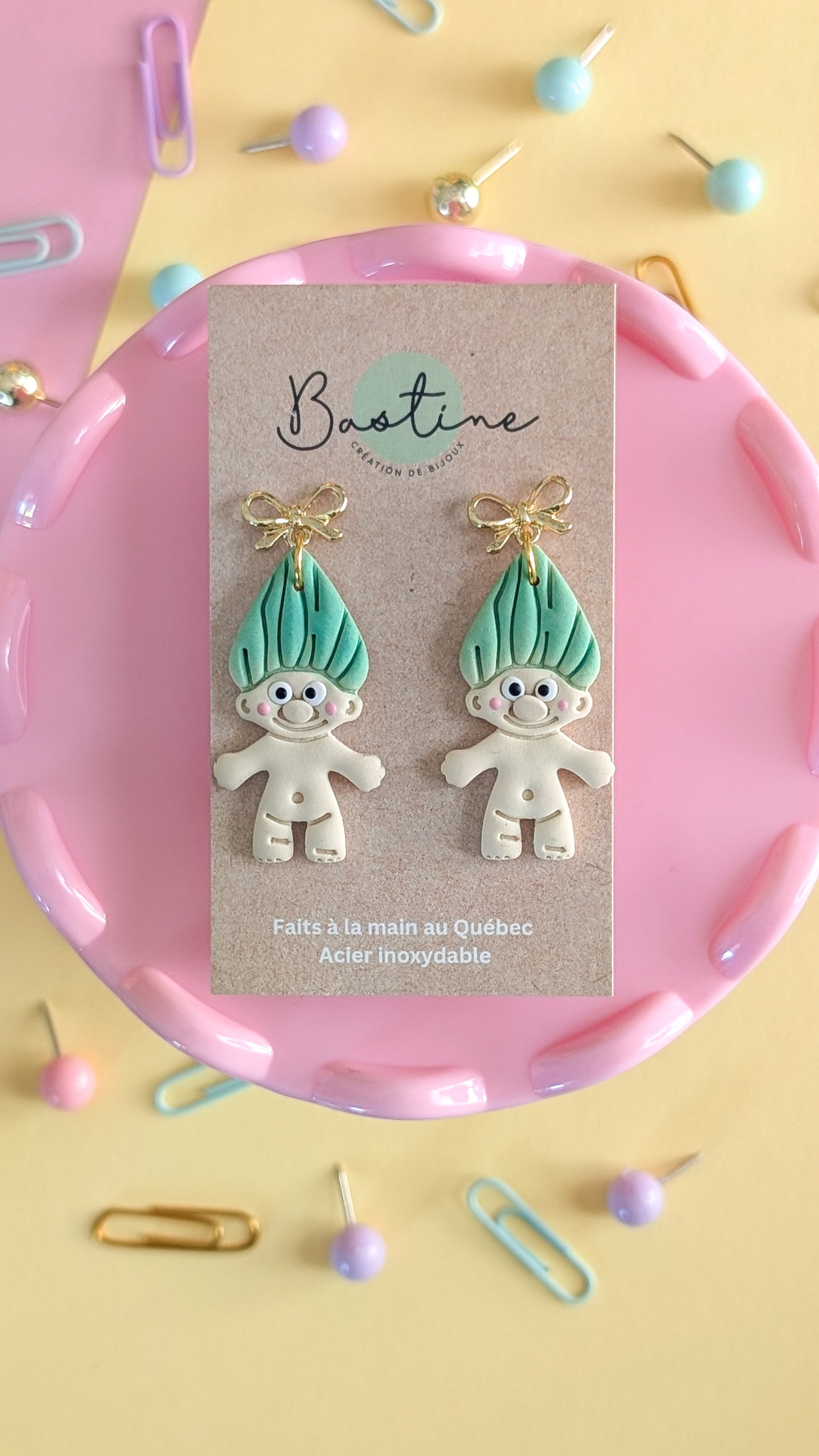 Trolls - Boucles d'oreilles pendantes en argile polymère et acier inoxydable hypoallergène