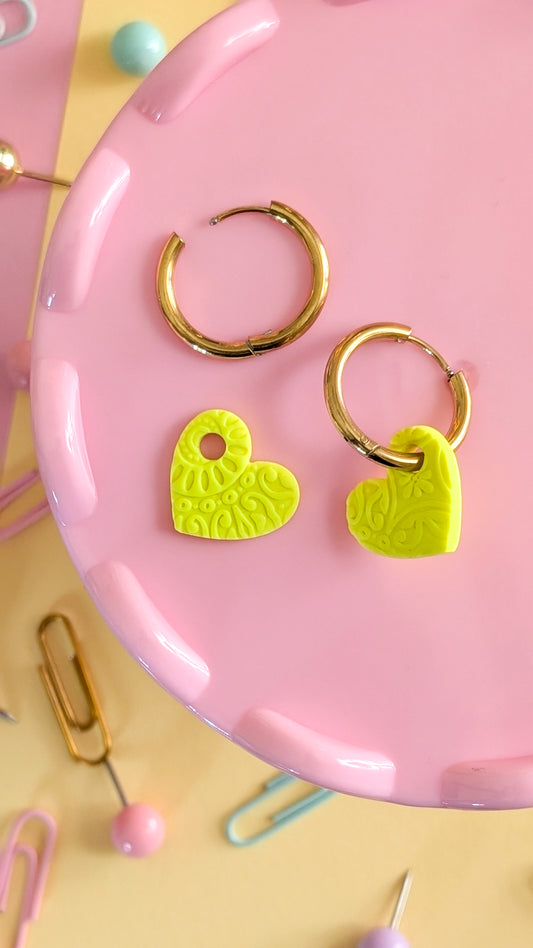 Créoles coeurs jaune fluo - Boucles d'oreilles pendantes en argile polymère et acier inoxydable hypoallergène