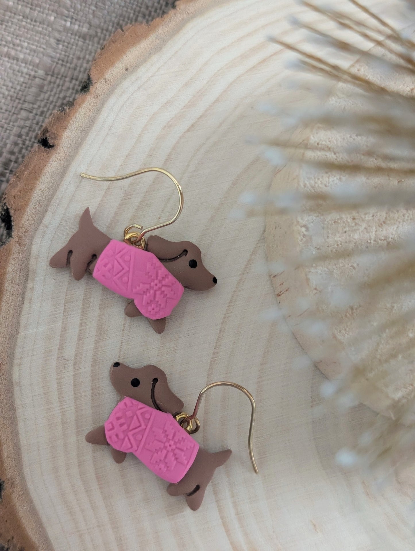 Teckels de Noël - Boucles d'oreilles pendantes en argile polymère et acier inoxydable hypoallergène